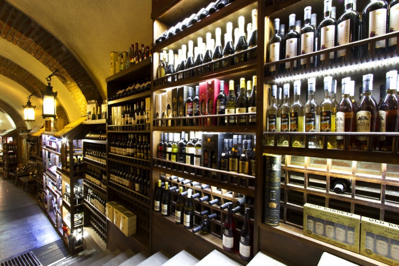 bar-REVEST LES ROCHES-min_world_street_travel_shop_canon_georgia_wine_bottles-429767